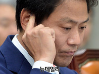 [포토] 질문 듣는 임종석 대통령 비서실장