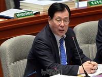 [포토] 질문에 답하는 황찬현 감사원장