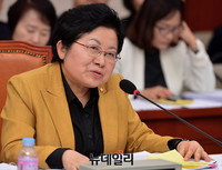 [포토] 질문에 답하는 정현백 여성가족부 장관