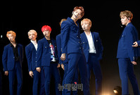 [포토] 타이틀 '박수'로 컴백한 13인조 세븐틴