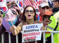 [포토] 트럼프 방한 환영하는 태극기 든 시민