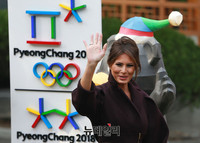 [포토] 손흔드는 멜라니아 트럼프 여사