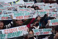 [포토] 시위 나선 반 트럼프 시민단체들