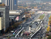 [포토] 갑호비상령 내려진 광화문, 트럼프 방한 찬반 집회 치열