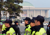 [포토] 트럼프 연설 앞둔 국회, 경계 근무 강화