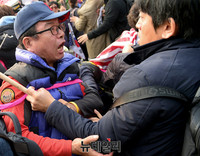 [포토] 트럼프 연설 앞둔 국회, 찬반 집회 충돌
