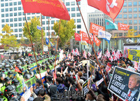 [포토] 국회 향해 'NO트럼프' 외치는 반대 집회 참가자들