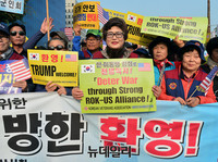 [포토] 트럼프 환영하는 집회 참가자들