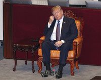 [포토] 연설순서 기다리는 도널드 트럼프 대통령