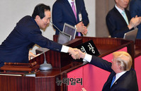 [포토] 악수 나누는 트럼프 대통령과 정세균 국회의장