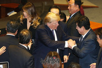 [포토] 의원들과 악수 나누는 도널드 트럼프 대통령
