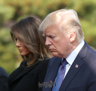 [포토] 현충원 참배하는 美 도널드 트럼프 대통령 내외