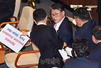 [포토] 트럼프 국회 방문, 피켓들었다 퇴장 당하는 조원진