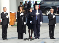 [포토] 현충탑으로 향하는 트럼프 대통령 내외
