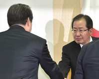 [포토] 악수 나누는 김무성-홍준표