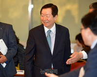 [포토] 토론회 입장하는 성낙인 서울대총장