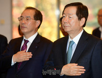 [포토] 국민의례하는 하윤수 회장-성낙인 총장