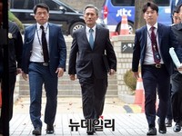 [포토] 서울중앙지법 들어서는 김관진