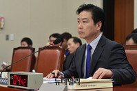 [포토] 질문 경청하는 중소벤처기업부 홍종학 후보자