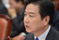 [포토] 의원들의 질문에 답변하는 홍종학 후보자