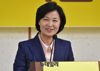 [포토] 인사말 하는 더불어민주당 추미애 대표