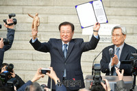 [포토] 박정희 전 대통령 동상 기증서 받은 좌승희 이사장