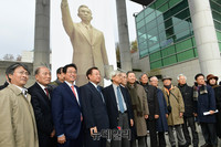 [포토] 박정희동상 기증식서 기념촬영하는 참가자