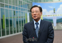 [포토] 박정희동상 기증식 소감 밝히는 좌승희 이사장