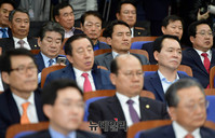 [포토] 눈 감은 김진태 의원