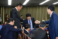 [포토] 환대받는 김용태 자유한국당 의원