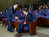 [포토] 악수나누는 홍준표-김태흠