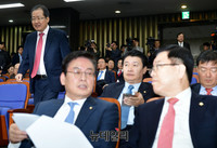 [포토] 의원총회 입장하는 홍준표 대표