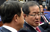 [포토] 대화 나누는 홍준표-김태흠