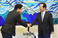 [포토] 악수 나누는 정세균-우원식