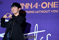 [포토] 워너원 윤지성, 팬들에게 보내는 하트