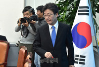 [포토] 최고위원회의 입장하는 바른정당 유승민 대표