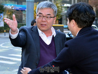 [포토] 고소장 접수 위해 경찰청 들어서는 박훈