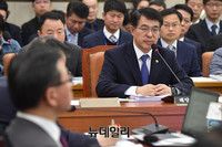 [포토] 의원들의 질문에 답하는 박경민 해양경찰청장