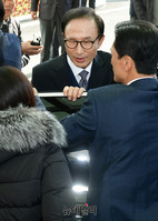 [포토] 바레인서 귀국한 이명박 전 대통령