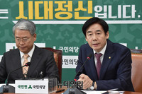 [포토] 최저임금 인상대책 문제점 설명하는 이용호 정책위의장