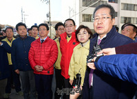 [포토] 붕괴위험 있는 아파트 찾은 홍준표 대표