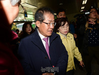 [포토] 긴급대피장소 흥해실내체육관 찾은 홍준표 대표