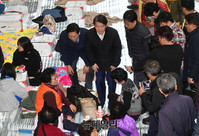 [포토] 포항시민들 위로하는 안철수 대표