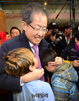 [포토] 대피소 아이들 위로하는 홍준표