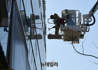 [포토] 포항여진대비, 낙하위험물질 제거하는 소방대원