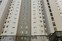 [포토] 포항강진으로 금이 간 신축아파트