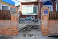 [포토] 진앙지 가까운 포항 흥해..담장·대문 무너져 내려