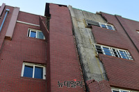 [포토] 폭탄맞은 듯한 포항 흥해중학교..임시휴교는 17일까지