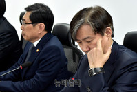 [포토] 얼굴 만지는 청와대 조국 민정수석