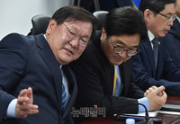 [포토] 대화 나누는 우원식 원내대표와 김태년 정책위의장